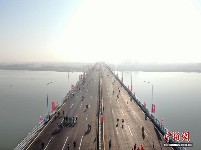 南昌隆兴大桥开通在即 4万余人跑步跨桥感受城市发展新貌