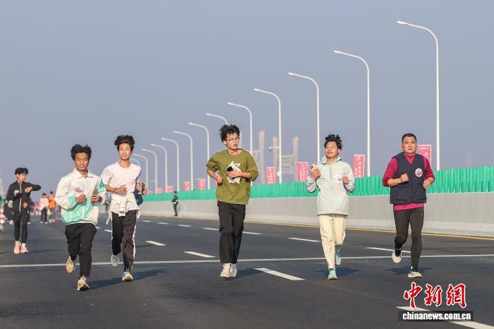 南昌隆兴大桥开通在即 4万余人跑步跨桥感受城市发展新貌