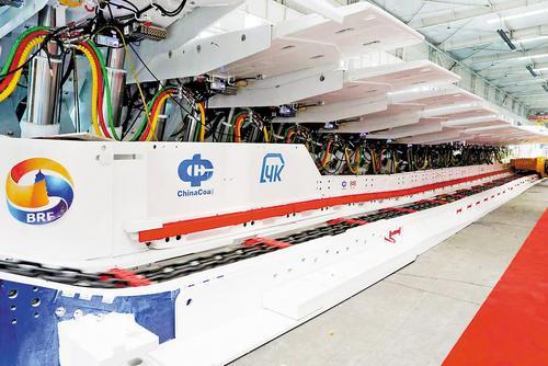 12月16日，中煤张煤机公司自主研发的世界首套550米工作面刮板输送成套装备在印度尼西亚煤矿陆续下井。这是今年5月8日该套设备出厂验收时的照片。 苏卫利摄