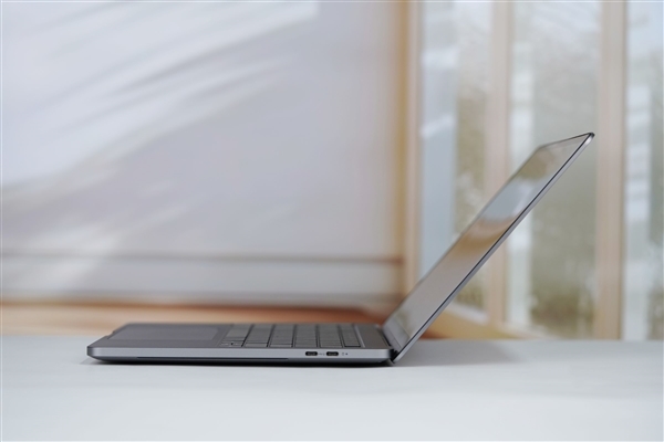 首发自研长江SoC!摩尔线程AIBOOK笔记本图赏