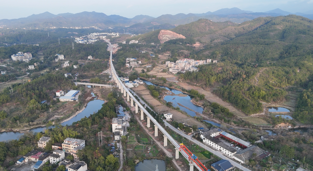 瑞梅铁路白狮丘特大桥架梁作业现场一片火热