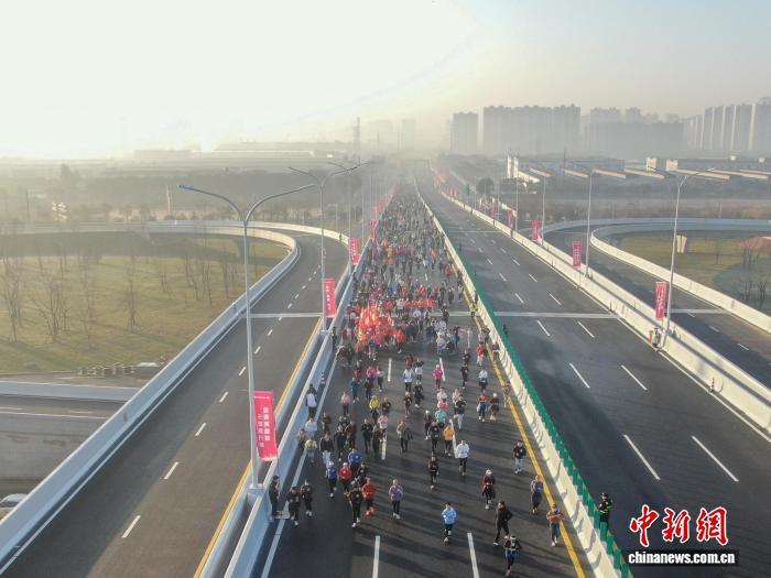 南昌隆兴大桥开通在即 4万余人跑步跨桥感受城市发展新貌