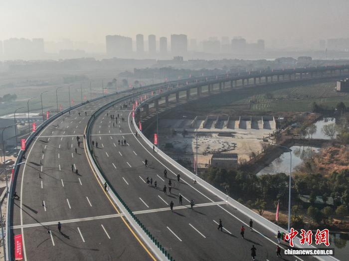 南昌隆兴大桥开通在即 4万余人跑步跨桥感受城市发展新貌