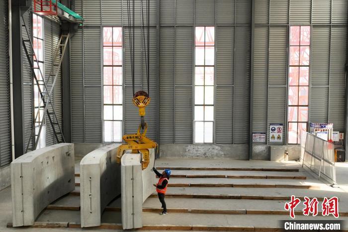 1月1日，昌九高铁全线唯一一条盾构隧道管片预制完成。图为中铁十四局昌九七标管片预制场。胡国林 摄