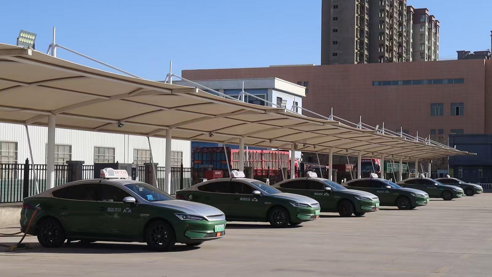 △出租车正蓄势待发准备接单