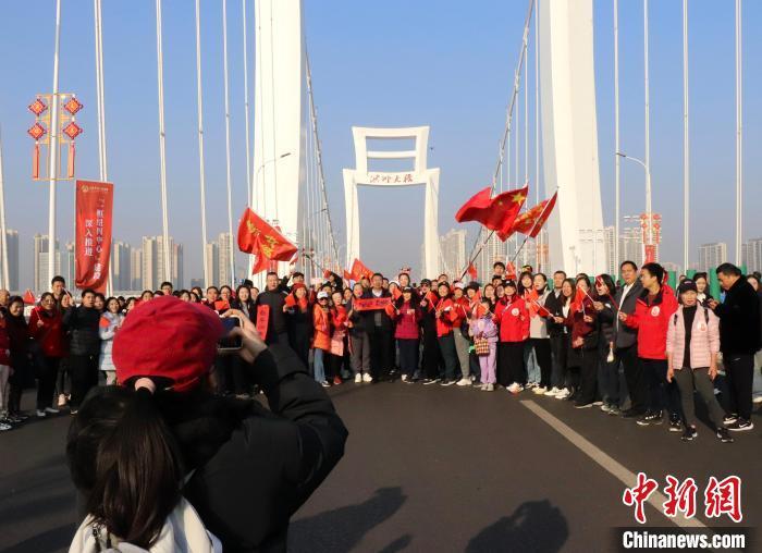 参加健步行活动的市民。　熊锦阳 摄