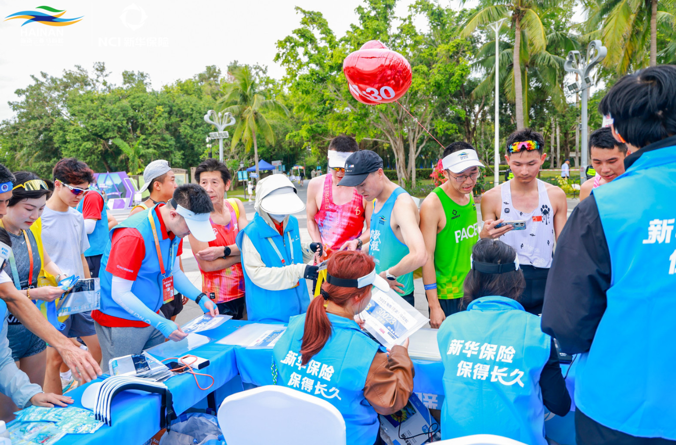 新华保险倾力护航2025三亚马拉松 百亿保障守护2.2万名跑者与赛事人员