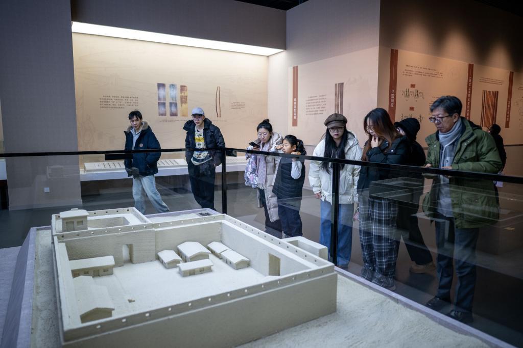 游客在内蒙古博物院内参观　新华社记者　连振　摄