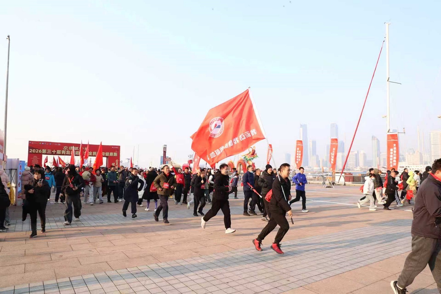 热血开跑 逐梦迎新！青岛市中心血站组织献血者、志愿者参加迎新年健康跑