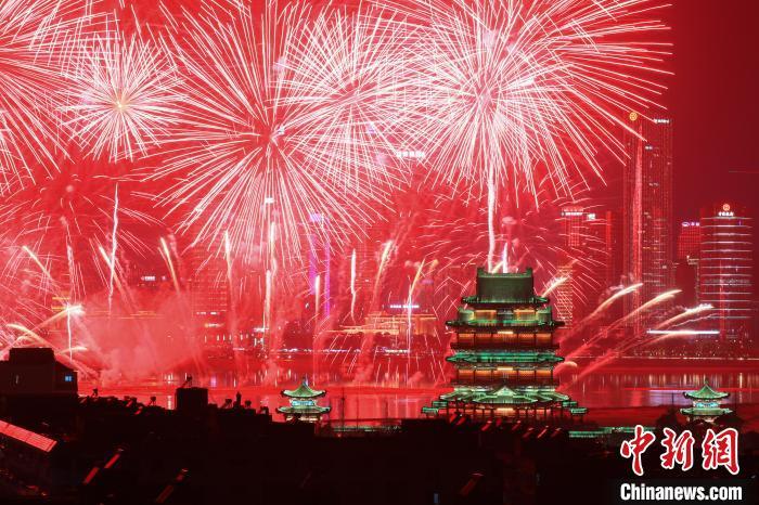 图为绚烂的烟花在滕王阁畔绽放。刘思伟 摄