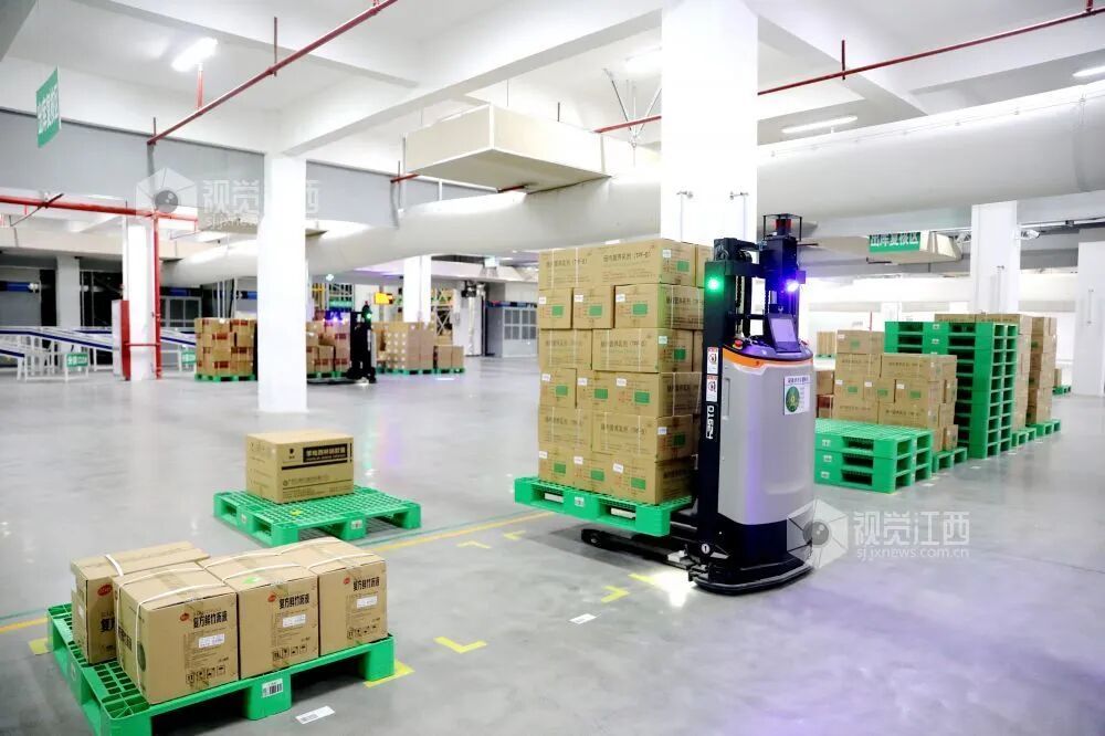 AGV工业机器人正在传输作业（江国军 钟慧 宋靖辉 摄）