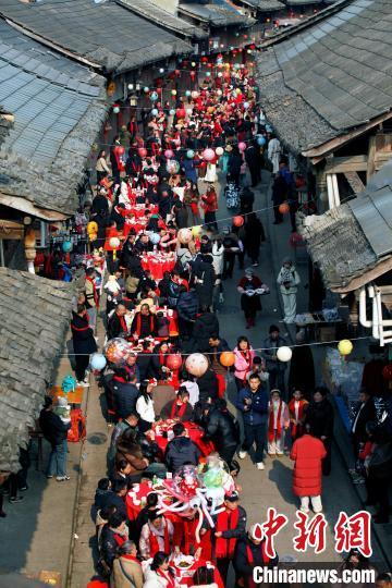 四川邛崃：大同古镇摆起“长街宴”迎新年