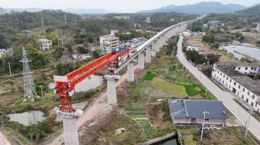 瑞梅铁路白狮丘特大桥架梁作业现场一片火热