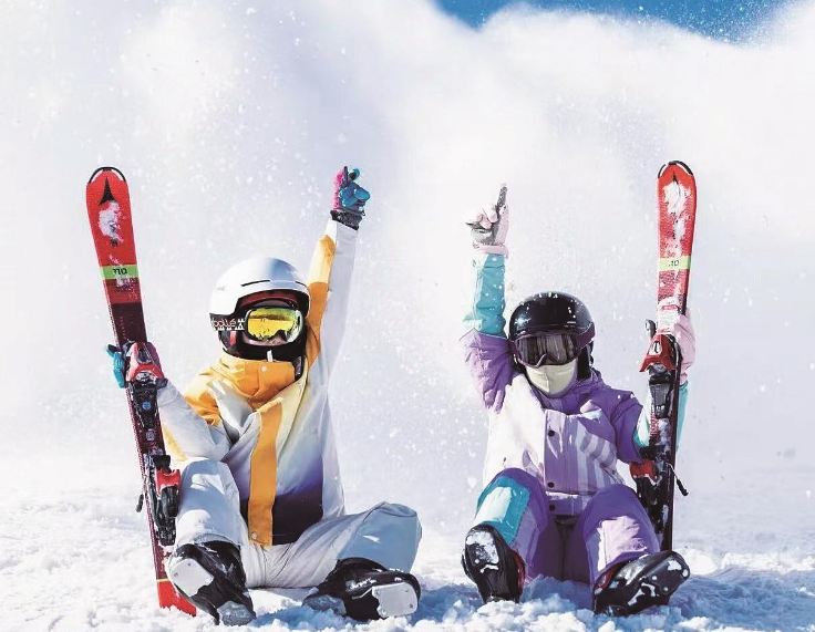 在吉雪滑雪场里飞驰而下的滑雪爱好者。