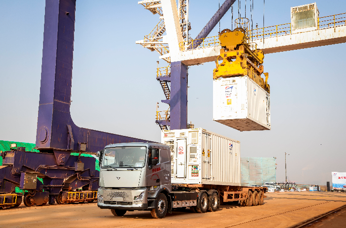 全球首艘万吨级近海新能源散货船滨州启航