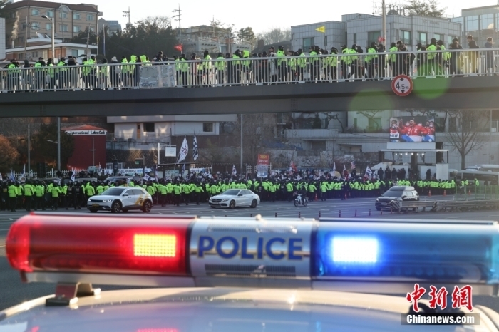 当地时间1月3日,韩国高级公职人员犯罪调查处进入位于首尔龙山区汉南洞的总统官邸,执行对被停职的总统尹锡悦的逮捕令,图为韩国总统官邸外围维持秩序的警力。<a target='_blank' href='/'>中新社</a>发 韩国纽斯频通讯社 供图
