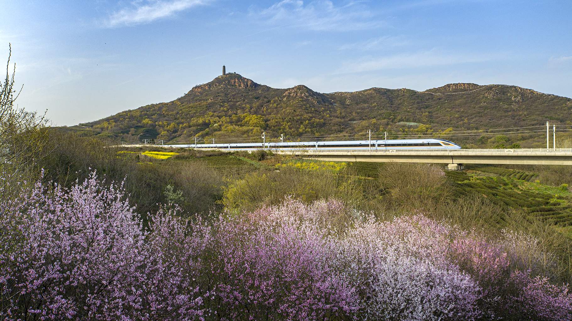 复兴号驶过五峰山大桥