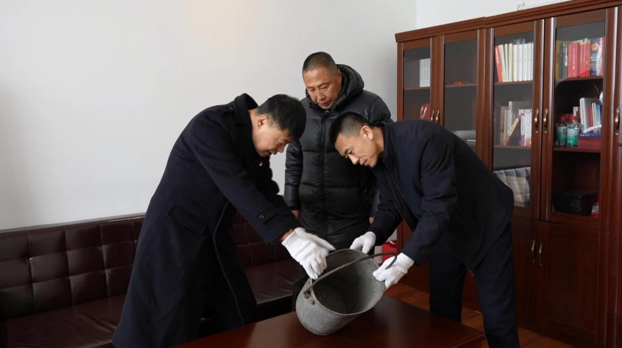 （博物馆工作人员对文物进行初步鉴定）