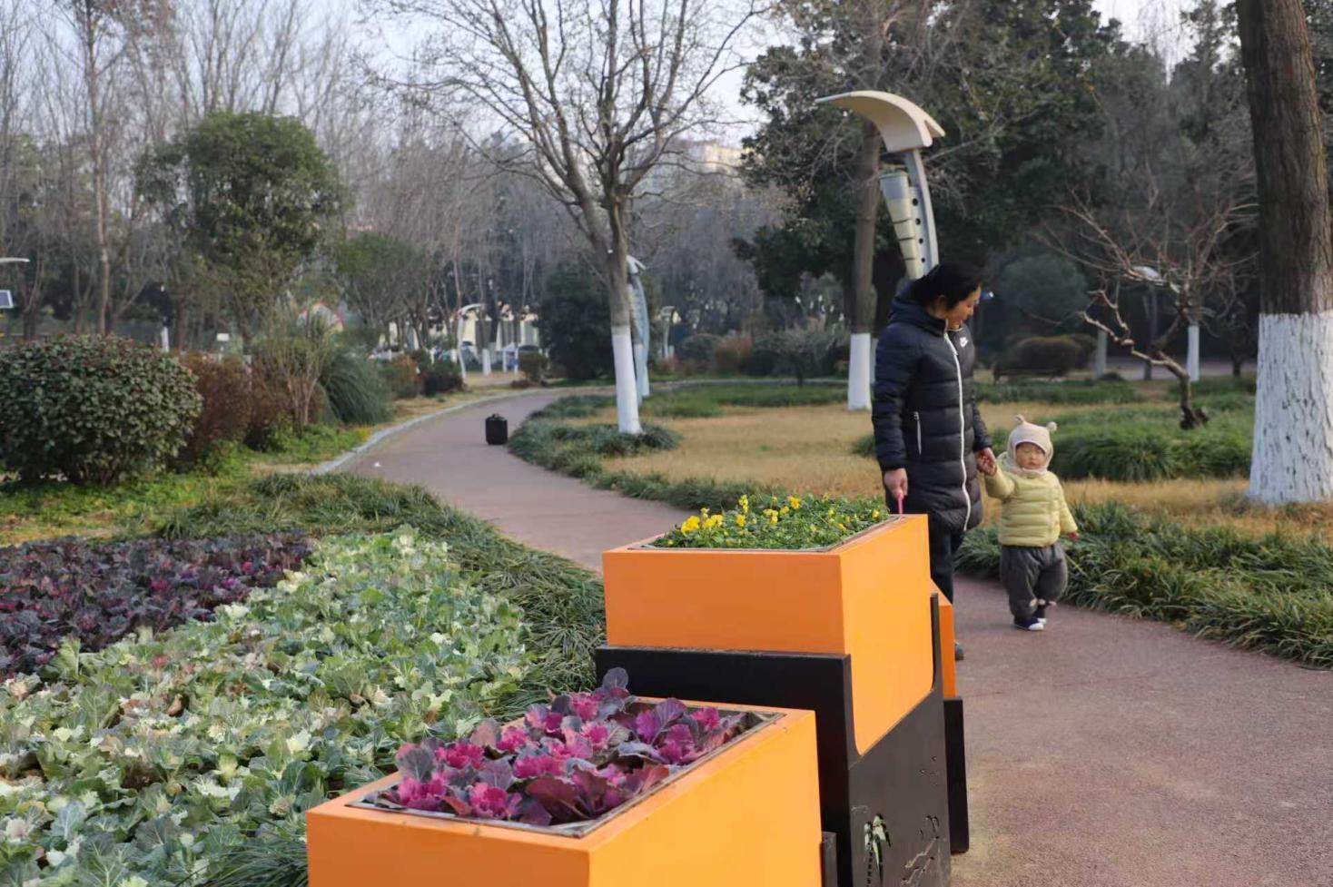 市民帶著孩子在中銀廣場(chǎng)游玩