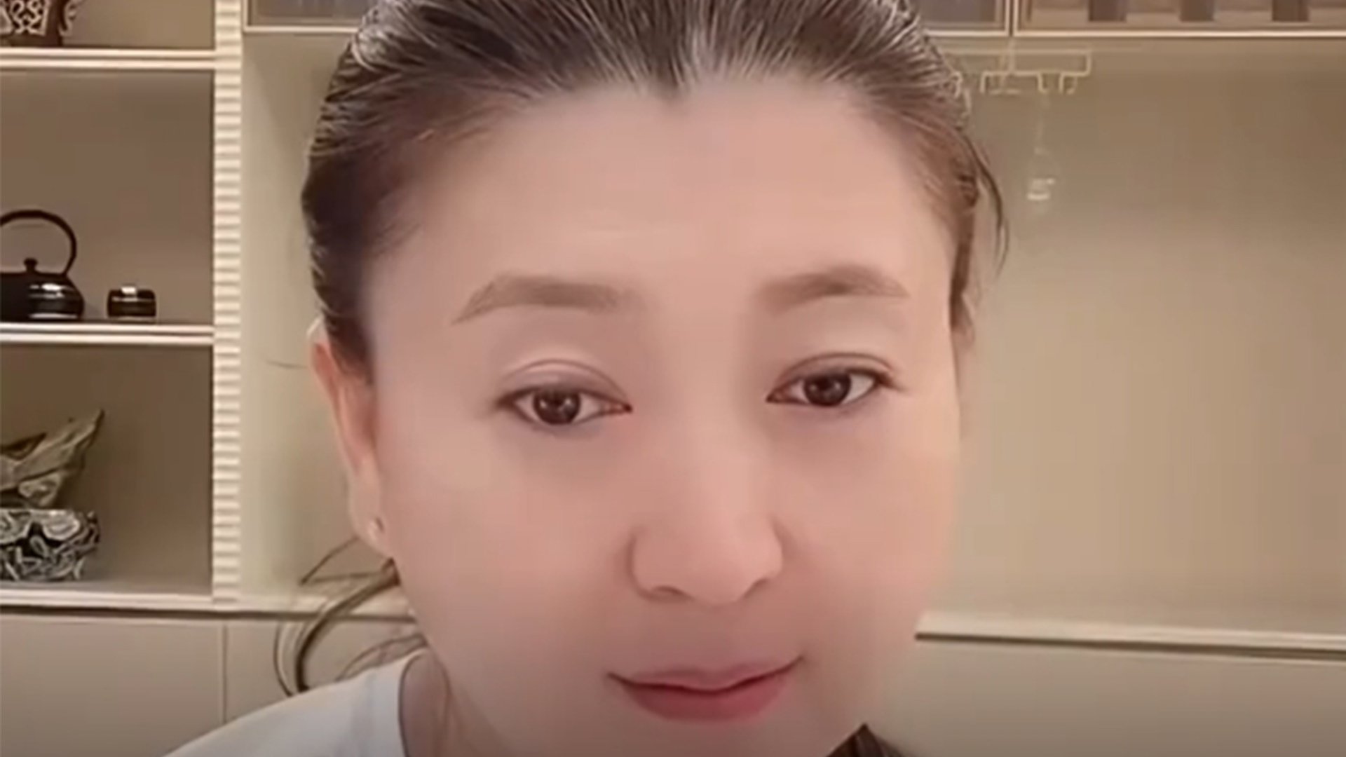 演员闫学晶直播“哭穷”引争议，自曝儿子年收入仅几十万，无法负担家庭百八十万的年开支