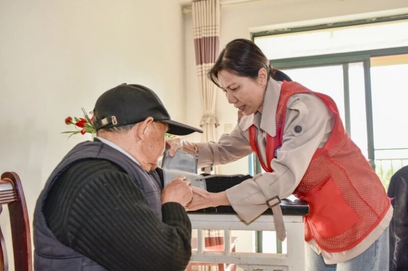 图为铜官区壹心社会工作事务所社工上门探访居家老人。