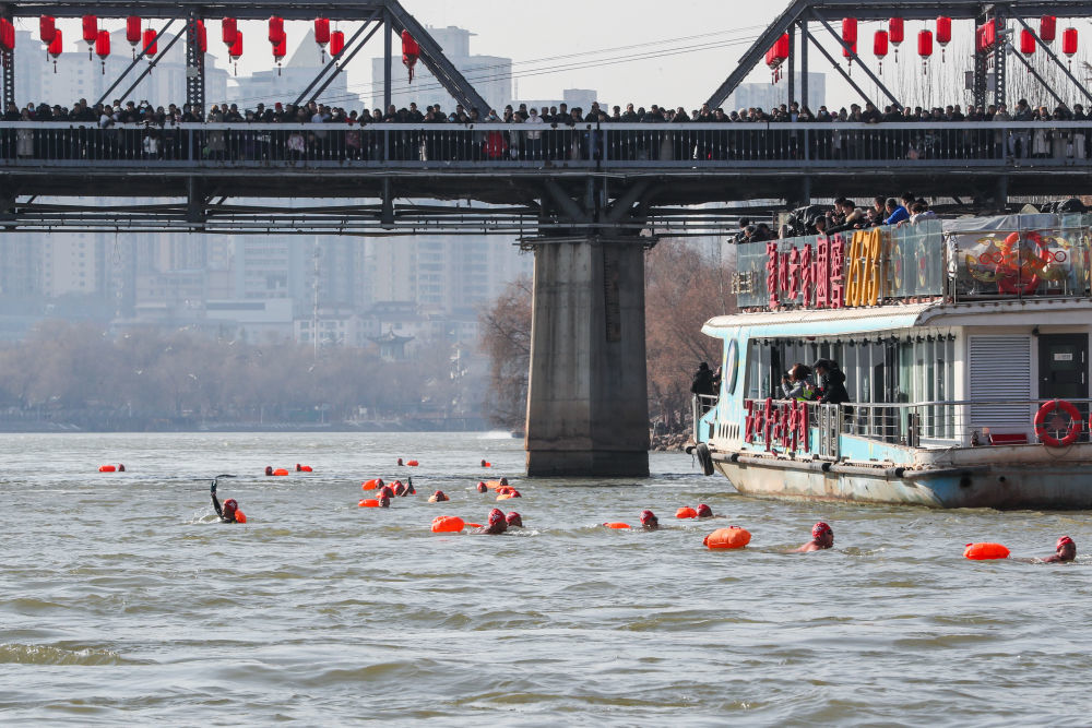 2025年1月1日,冬泳爱好者在黄河兰州段参加兰州市第36届元旦黄河冬泳表演活动。新华社记者 郎兵兵 摄
