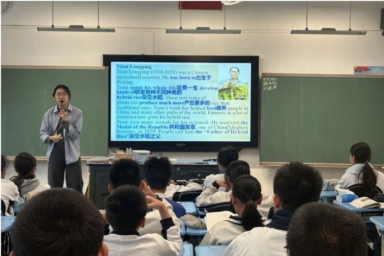教师在课堂上讲解袁隆平院士的英文介绍,引导学生学习榜样人物的表达方式