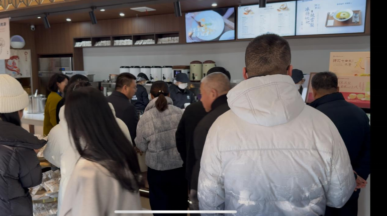 图片为健联体联盟基层医疗机构实地参观河北省中医院又归燕滋饮坊、药膳局、成果应用门诊与病房。