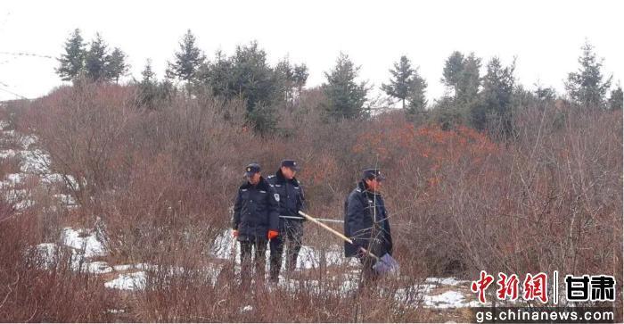 图为工作人员林区巡护　漳县融媒体中心供图