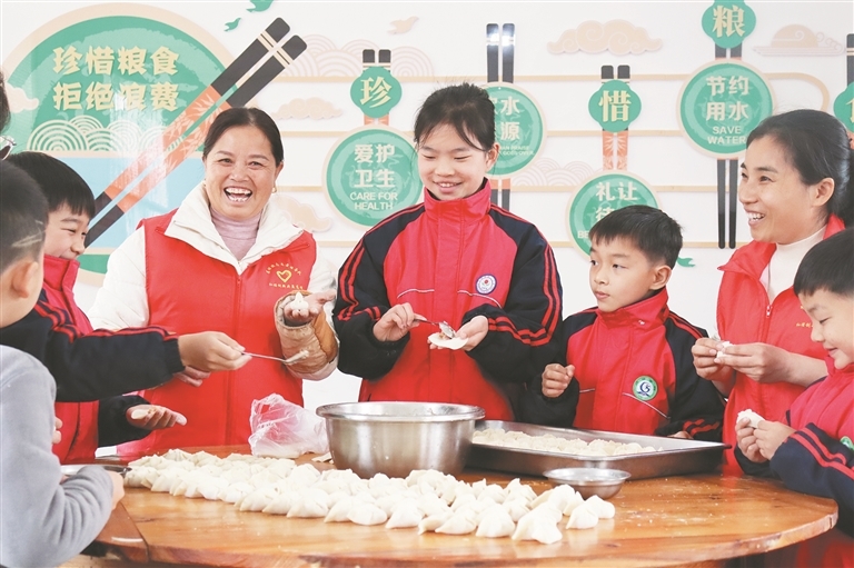 靖安县：包饺子迎元旦（图）