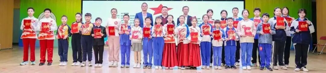 中澳实验学校公办初中部校长范本国、洪湖小学副校长虞汉舜、罗外实验学校副校长周金红为优秀奖获得者颁奖