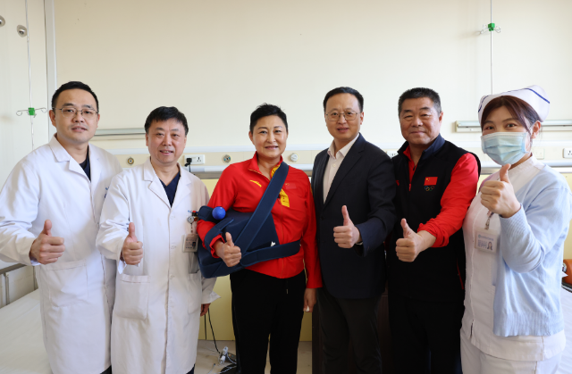 ▲出院前夕,姚伟丽(左3)与哈医大二院党委书记王洪亮(右3),哈医大二院骨科二病房(运动医学科/关节外科)主任潘海乐教授(左2),姚伟丽爱人、原国家田径队跳远部主教练刘剑波(右2)等人合影