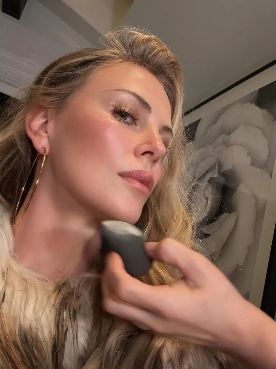 知名女星查理兹·塞隆因近照太年轻引发争议