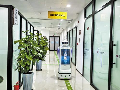 12月25日，唐山市公共资源交易中心内，智能机器人在评标区巡检。 本报记者王育民摄