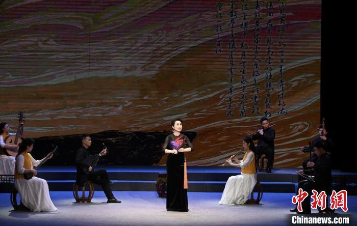 2024年12月18日晚，“泉州南音申遗成功15周年专场”活动在福建省泉州南音艺苑举行。图为南音曲目《将进酒》表演。(泉州市南音传承中心供图)