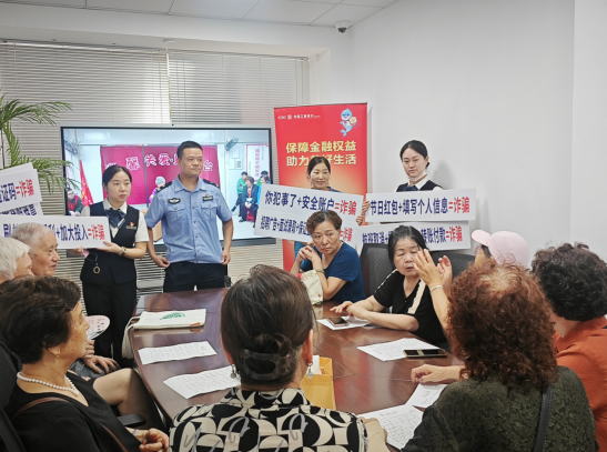 工行武汉百步亭支行银警协作为居民普及防诈知识。