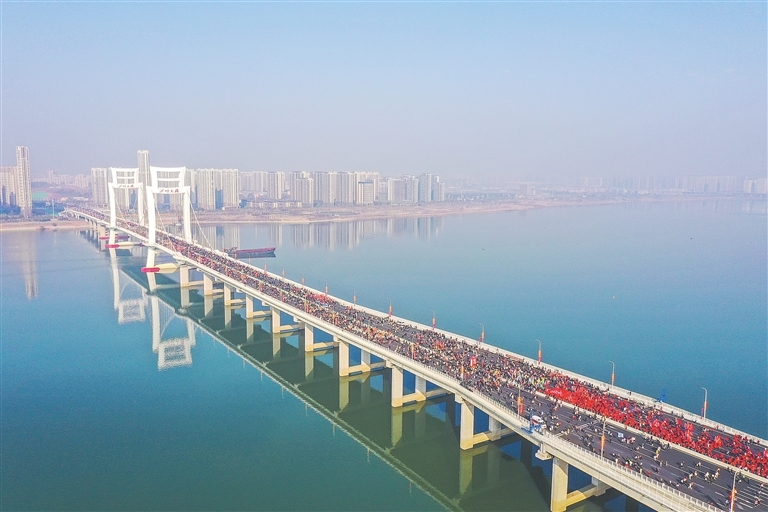 南昌：16万市民健步前行拥抱2025（图）