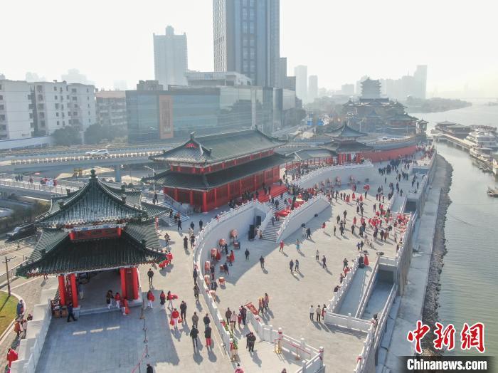 2025年1月1日，江西南昌，航拍“江南名楼”滕王阁北扩区域，古香的建筑群延绵3公里，如同一幅水墨画卷在赣江之畔缓缓展开。中新社记者 刘力鑫 摄