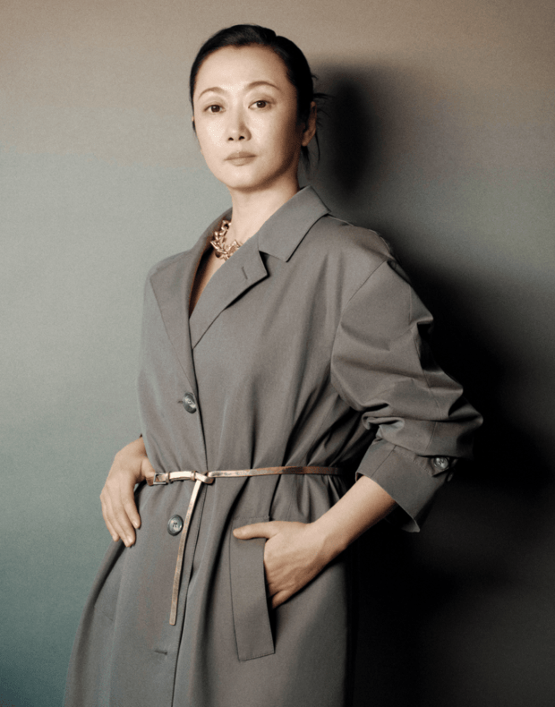 赵涛身着简约装扮，神态舒展自然。