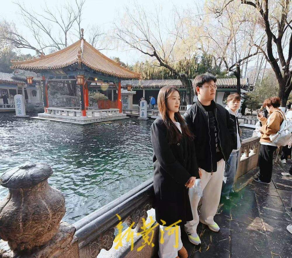 济南数九寒天暖如春 趵突腾空醉游人