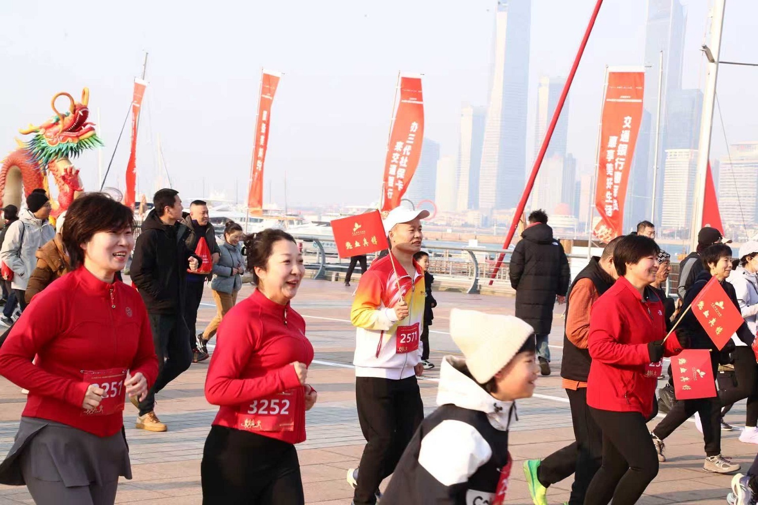 热血开跑 逐梦迎新！青岛市中心血站组织献血者、志愿者参加迎新年健康跑