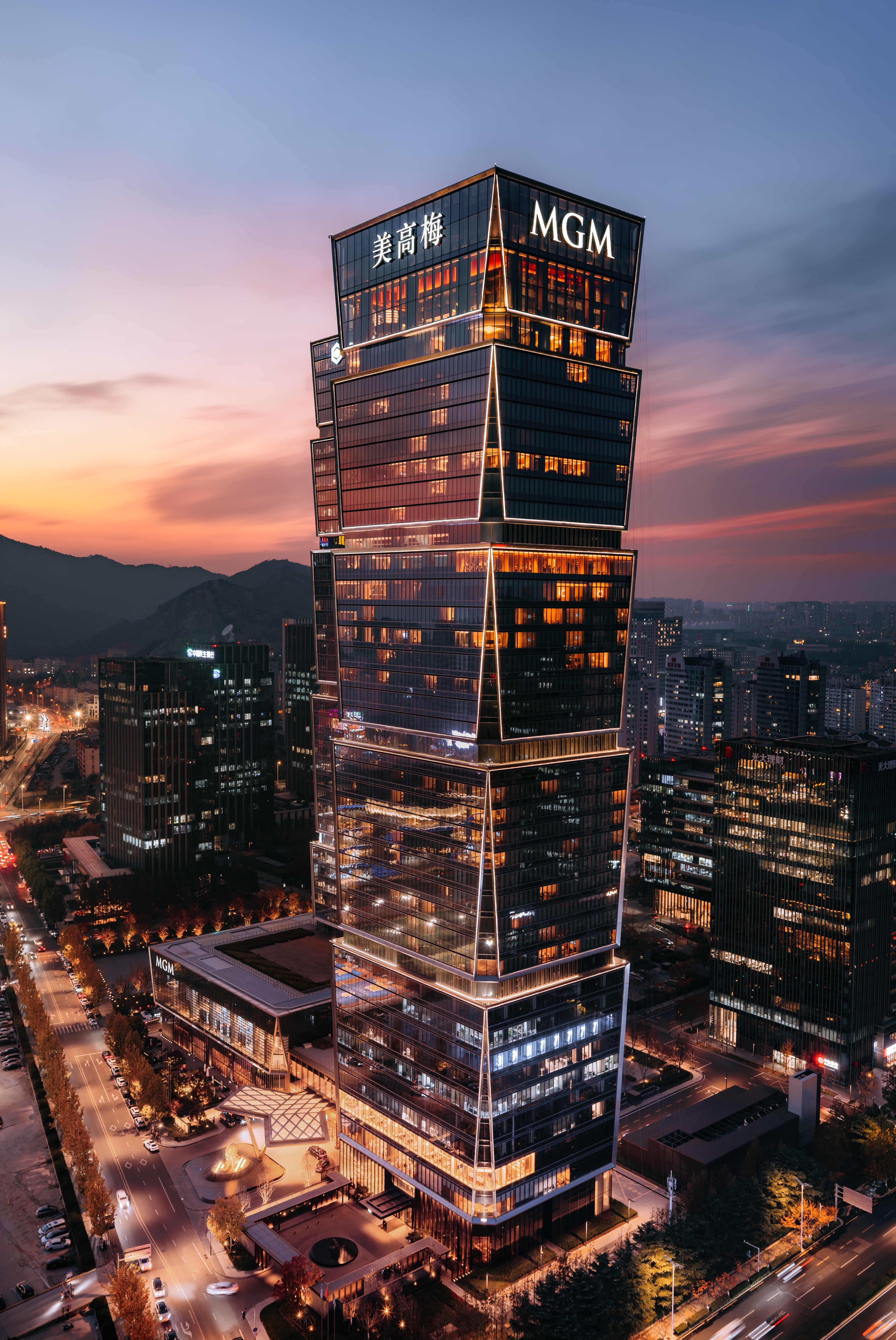青岛美高梅华府酒店座落在青岛上实中心美高梅大厦的顶端