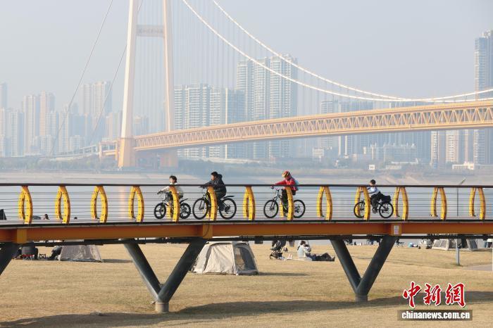 武汉天气晴好 市民乐享冬日暖阳 武汉人,有自己的“快乐时光”!(图5) 武汉天气晴好 市民乐享冬日暖阳 武汉人,有自己的“快乐时光”!(图5)