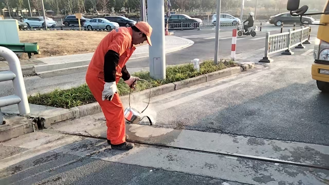 寒冬护路暖民心,江北公路养护部门全面开展道路桥梁养护工作