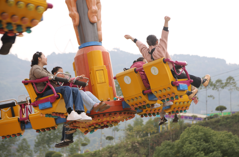 久雨初晴暖冬又至 美心红酒小镇引市民扎堆畅玩