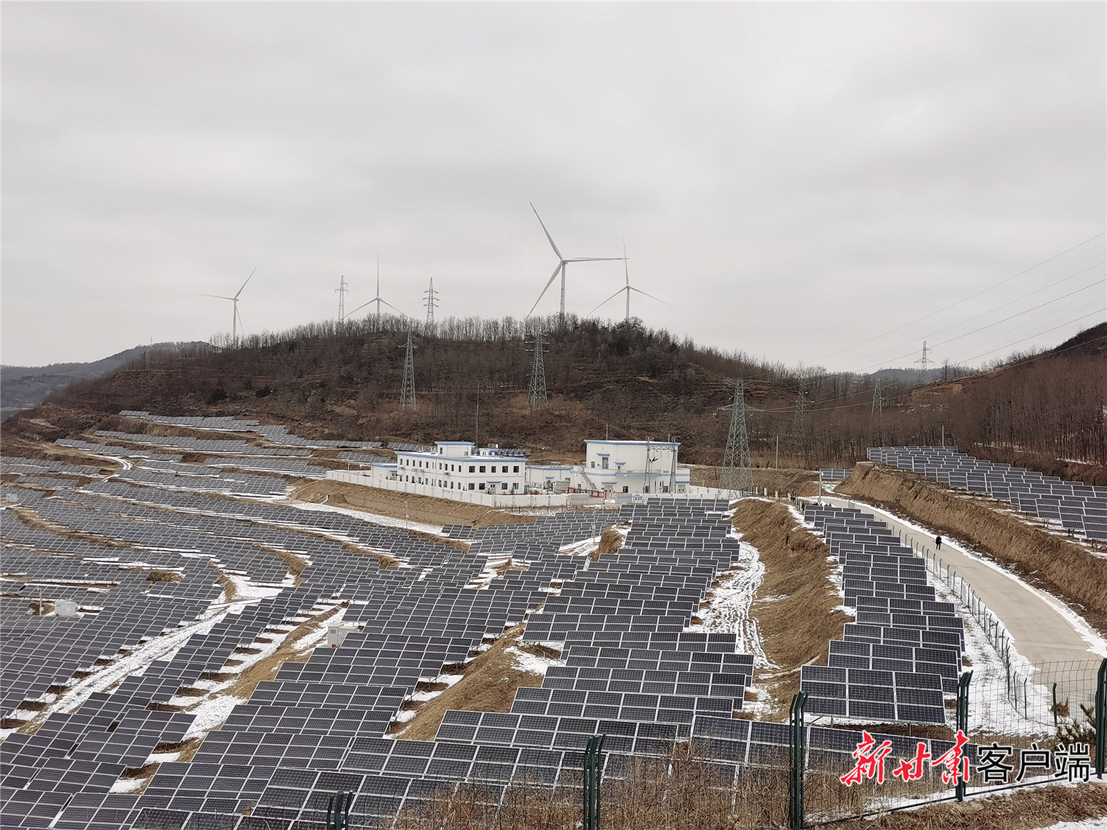 位于甘肃清水的风光发电基地 新甘肃·甘肃日报记者 王占东 摄