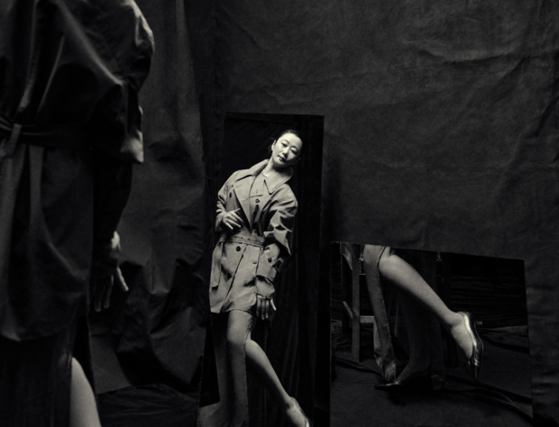 赵涛肢体舒展灵动，黑调布景添了复古质感。