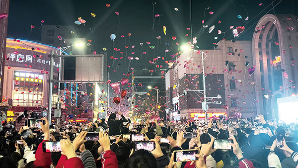 ▲ 跨年夜，南昌各大商圈人山人海。