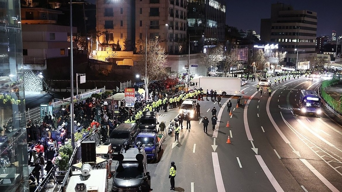 韩国公调处调查人员进入总统官邸，尝试逮捕尹锡悦
