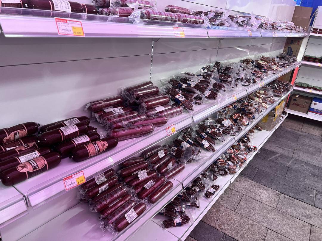 全国各地频现俄罗斯商超店　有的商品却姓“甘”
